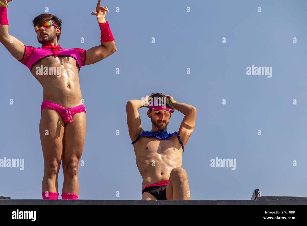 Goias, Brésil – 05 septembre 2022 : deux jeunes dansant au sommet d'un trio électrique. Photo prise lors de la parade LGBT à Goiania. Banque D'Images