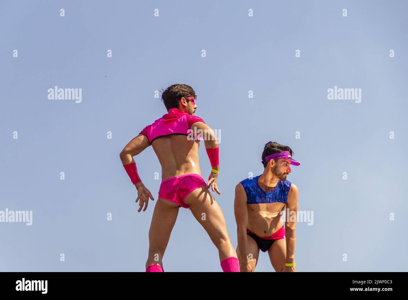 Goias, Brésil – 05 septembre 2022 : deux jeunes dansant au sommet d'un trio électrique. Photo prise lors de la parade LGBT à Goiania. Banque D'Images