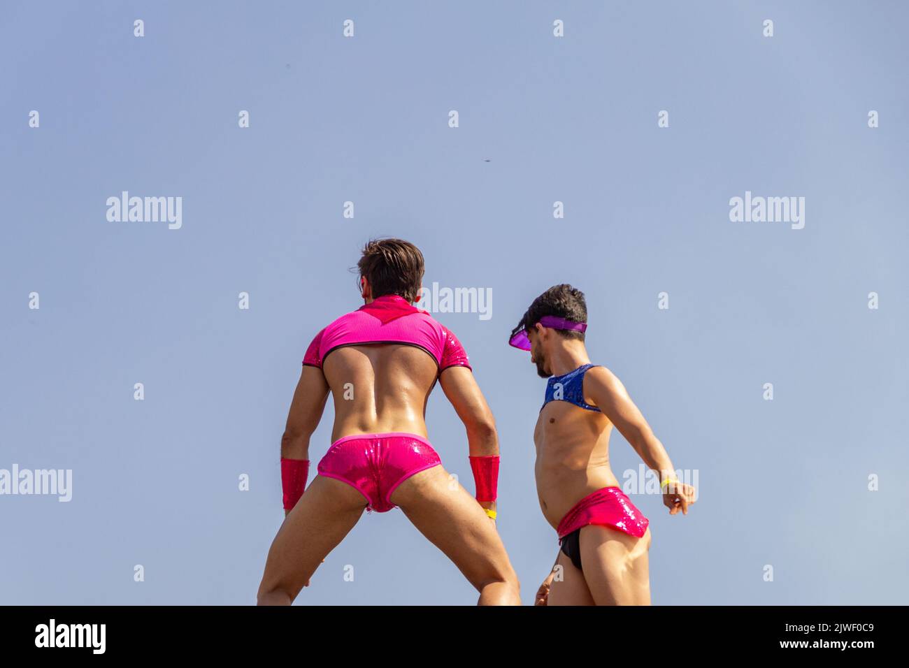 Goias, Brésil – 05 septembre 2022 : deux jeunes dansant au sommet d'un trio électrique. Photo prise lors de la parade LGBT à Goiania. Banque D'Images