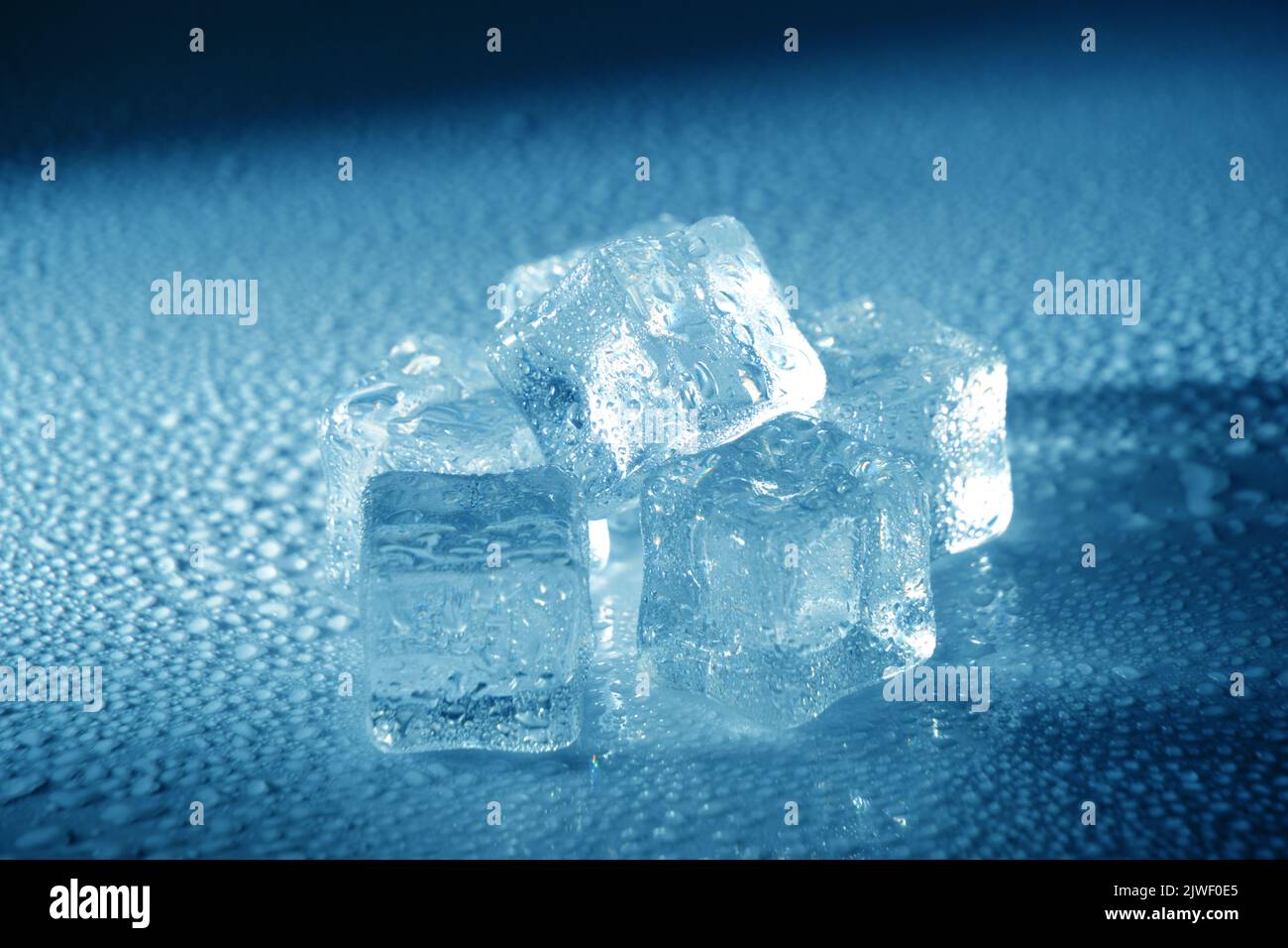 Les morceaux de glace bleue sont recouverts de gouttelettes d'eau Banque D'Images