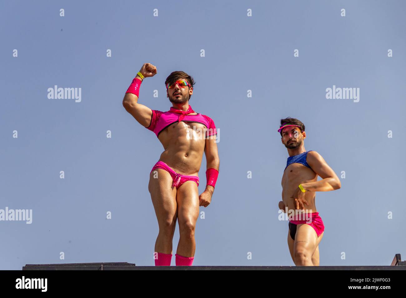 Goias, Brésil – 05 septembre 2022 : deux jeunes dansant au sommet d'un trio électrique. Photo prise lors de la parade LGBT à Goiania. Banque D'Images