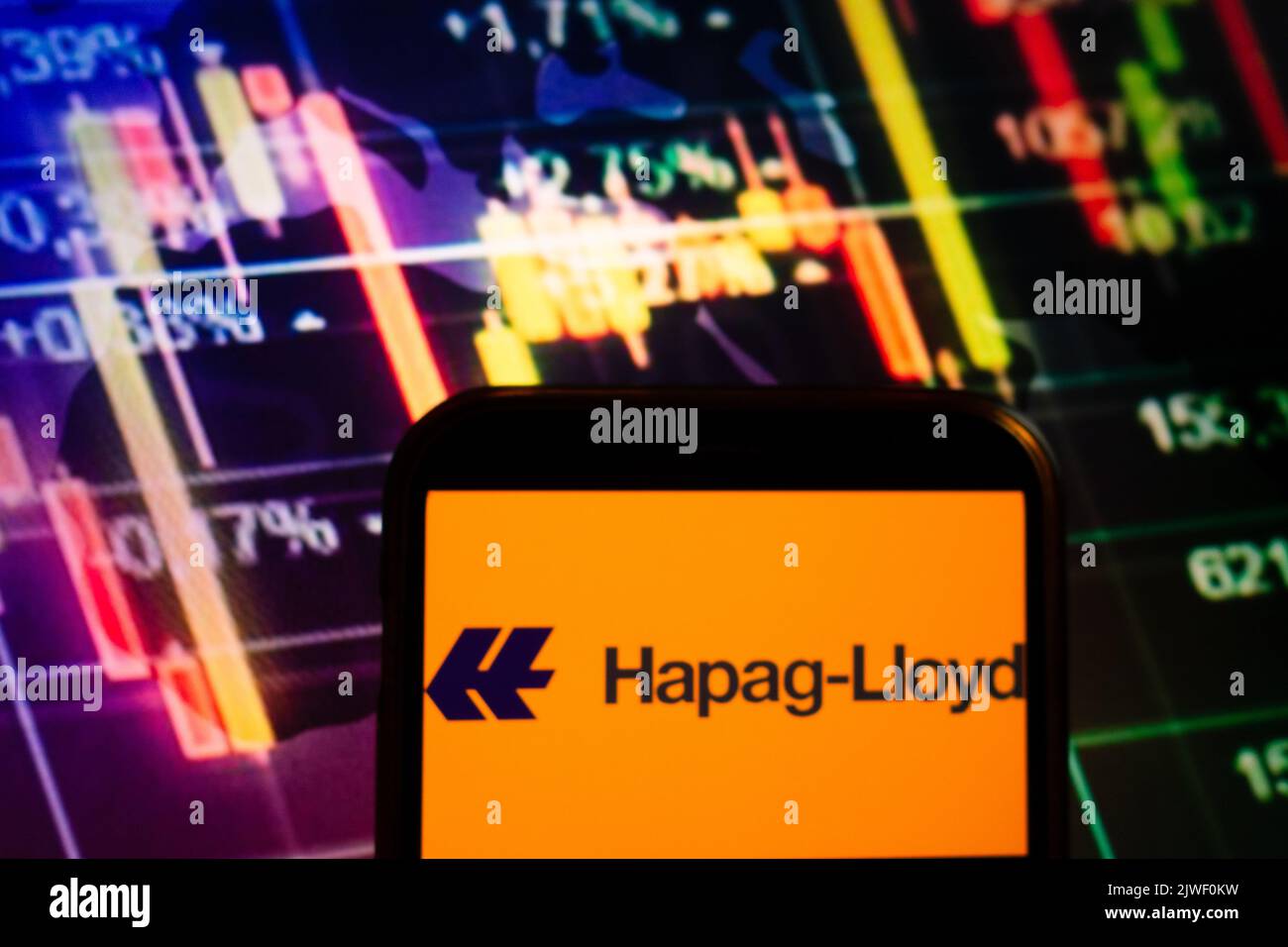 KONSKIE, POLOGNE - 04 septembre 2022: Smartphone affichant le logo de la société Hapag-Lloyd sur fond de diagramme boursier Banque D'Images