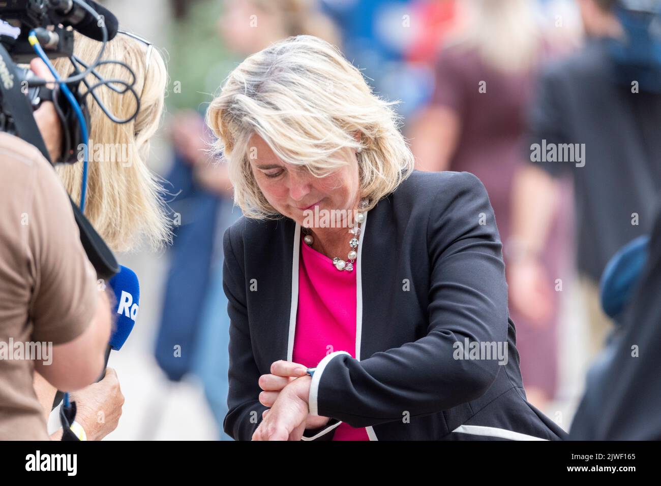 Anna Firth députée après la sélection du nouveau chef du parti conservateur et du nouveau premier ministre, à l'extérieur du Queen Elizabeth II Centre, Londres, Royaume-Uni Banque D'Images