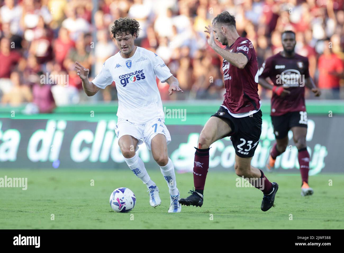 Salerno, Italie. 05th septembre 2022. Sam Lammers du FC Empoli et Norbert Gyomber de la Salerntana américaine concourent pour le ballon lors de la série Un match de football entre la Salerntana américaine et le FC Empoli au stade Arechi de Salerno (Italie), 05 septembre 2022. Photo Cesare Purini/Insidefoto crédit: Insidefoto di andrea staccioli/Alamy Live News Banque D'Images
