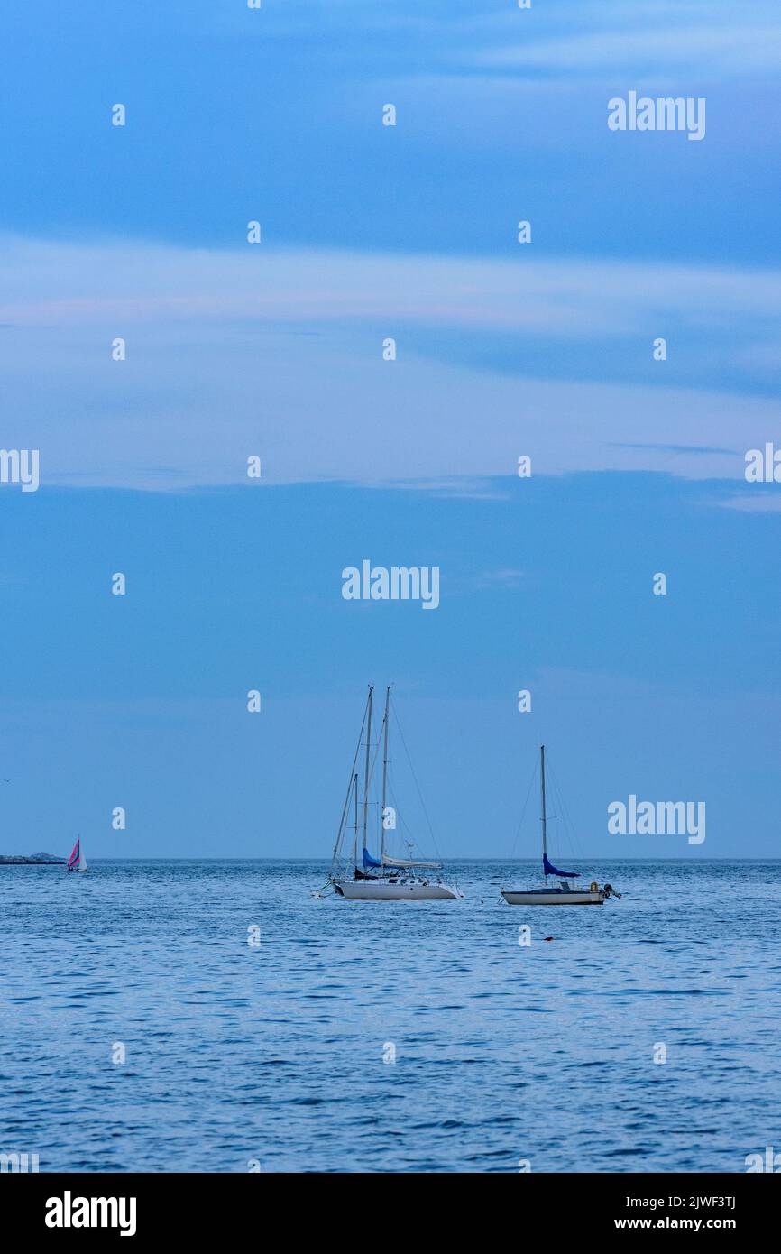 Beverly Harbour donne sur Blue Sky Blue Water amarré Voiliers Banque D'Images