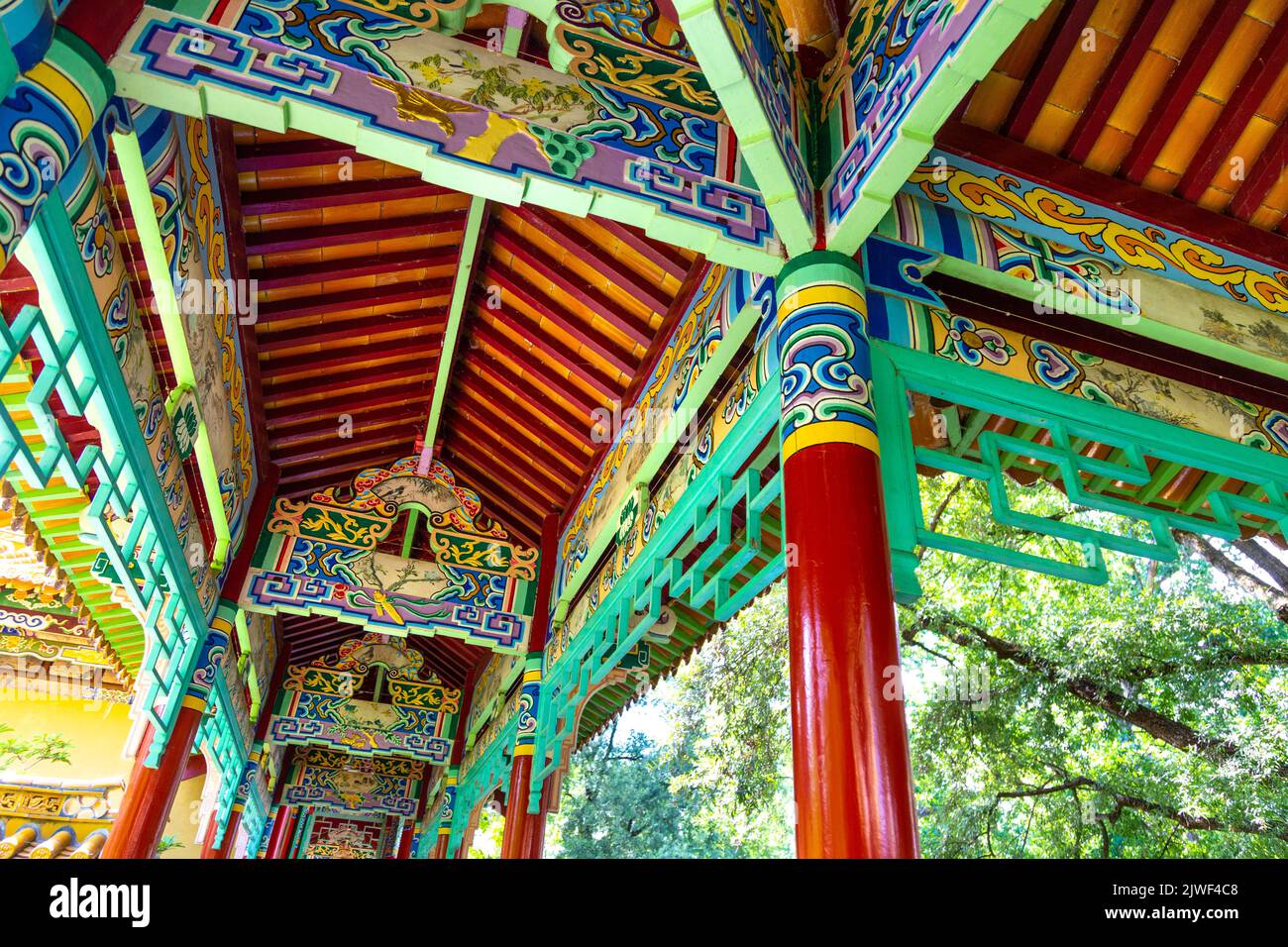 Pavillon coloré, allées au jardin de Chine (Chinagarten Zürich), Seefeld, Zurich, Suisse Banque D'Images