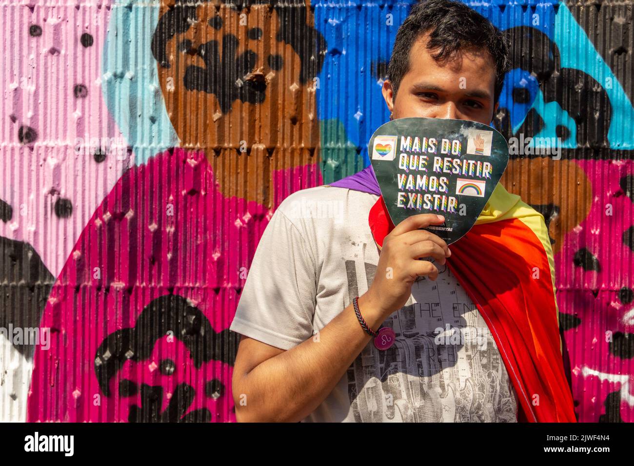 Goias, Brésil – 05 septembre 2022 : un garçon tenant un fan du texte : « plus que de résister, nous existerons. » Photo prise pendant le LGBTQIA+ Banque D'Images