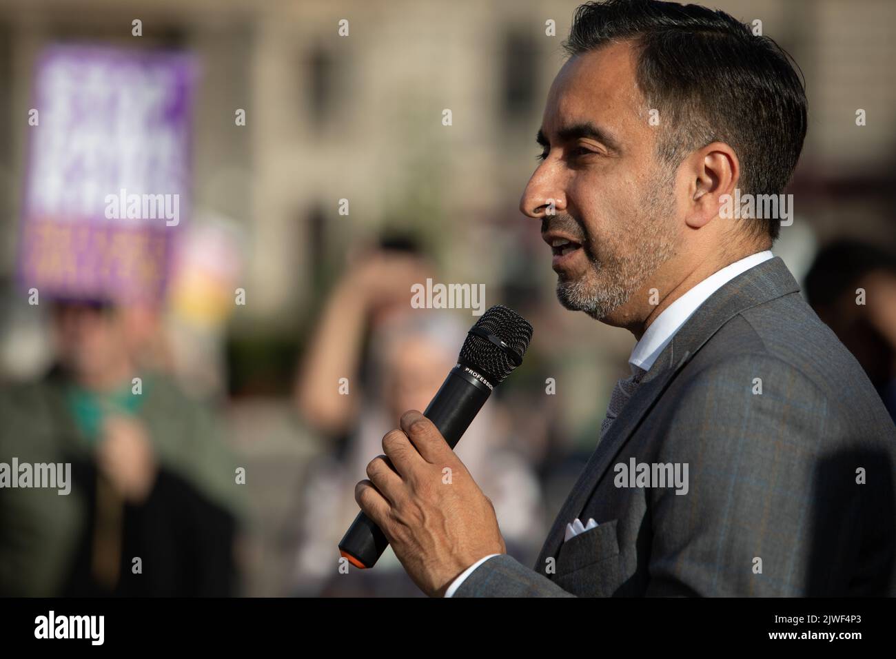 Glasgow, Écosse, 5 septembre 2022. Aamer Anwar, activiste politique écossais et avocat d'origine pakistanaise, s'exprime lors d'un rassemblement Stop Rwanda, contre les expulsions de demandeurs d'asile et de réfugiés au Rwanda dans le cadre de nouvelles politiques du gouvernement conservateur, qui a lieu à George Square, à Glasgow, en Écosse, le 5 septembre 2022. Banque D'Images