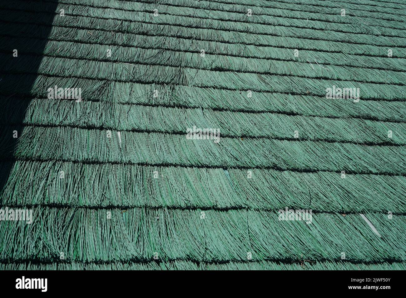 Vue très rapprochée sur la structure en fibres de matériaux verts utilisés dans la zone d'atterrissage du lieu de saut à ski pendant l'été. Banque D'Images