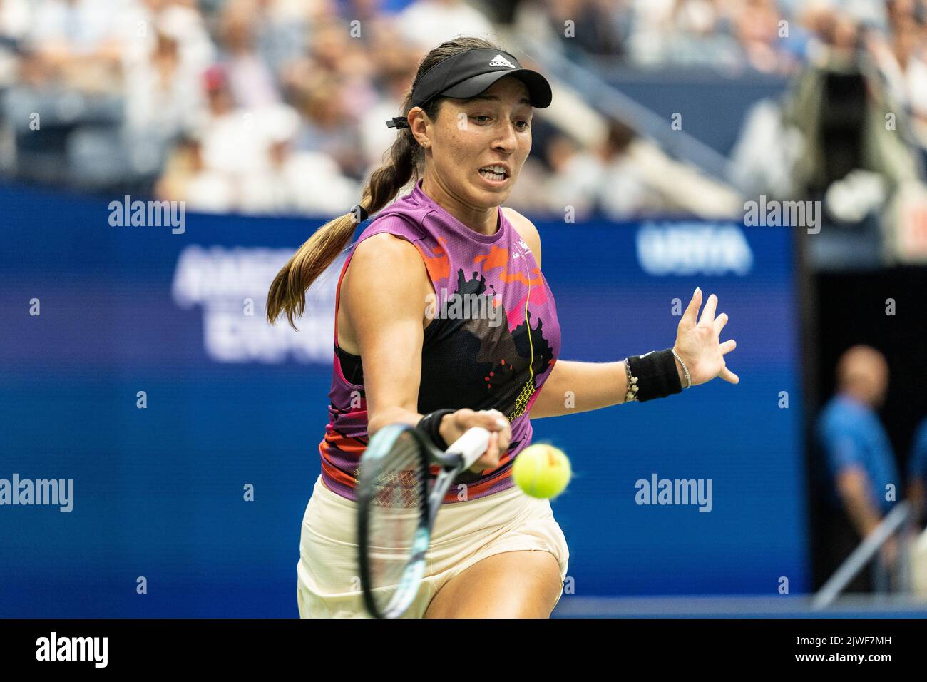 New York, États-Unis. 05th septembre 2022. Jessica Pegula, des États-Unis, revient au bal lors de la manche 4th des championnats américains de l'Open contre Petra Kvitova, de la République tchèque, au centre national de tennis de l'USTA Billie Jean King à New York sur 5 septembre 2022. Pegula a gagné en matchs rectilignes et a déménagé en quarts de finale pour la première fois à l'Open. C'est son troisième quart de finale à 2022 Grands slams. (Photo de Lev Radin/Sipa USA) crédit: SIPA USA/Alay Live News Banque D'Images