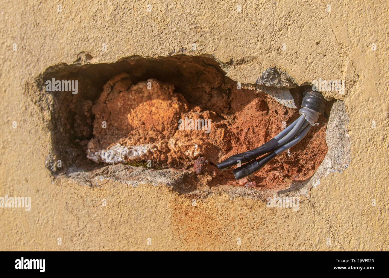 Fil d'électricité dangereux dépassant dedans, fil sortant d'un mur de briques le public de Galle fort Sri Lanka Banque D'Images