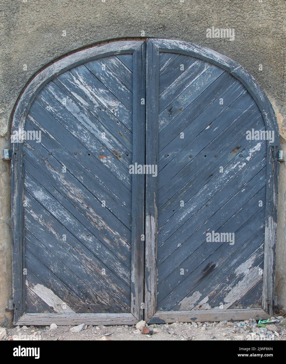 ancienne porte; ancienne entrée un mur; vieille porte dans un bâtiment; porte en bois sur un armurerie marron; entrée de texture grise dans une ancienne maison coloniale; porte en métal Banque D'Images