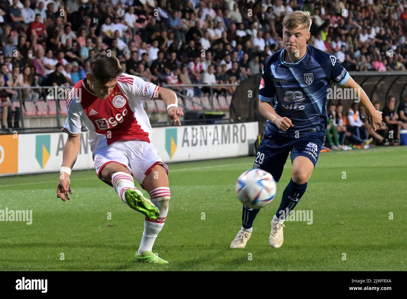 AMSTERDAM - (lr) Fransisco Conceicao d'Ajax U21, Emil Hansson ou Heracles Almelo pendant le match de division du champion de cuisine néerlandais entre le jeune Ajax Amsterdam et Heracles Almelo au complexe sportif de Toekomst sur 5 septembre 2022 à Amsterdam, pays-Bas. ANP | hauteur néerlandaise | GERRIT DE COLOGNE Banque D'Images