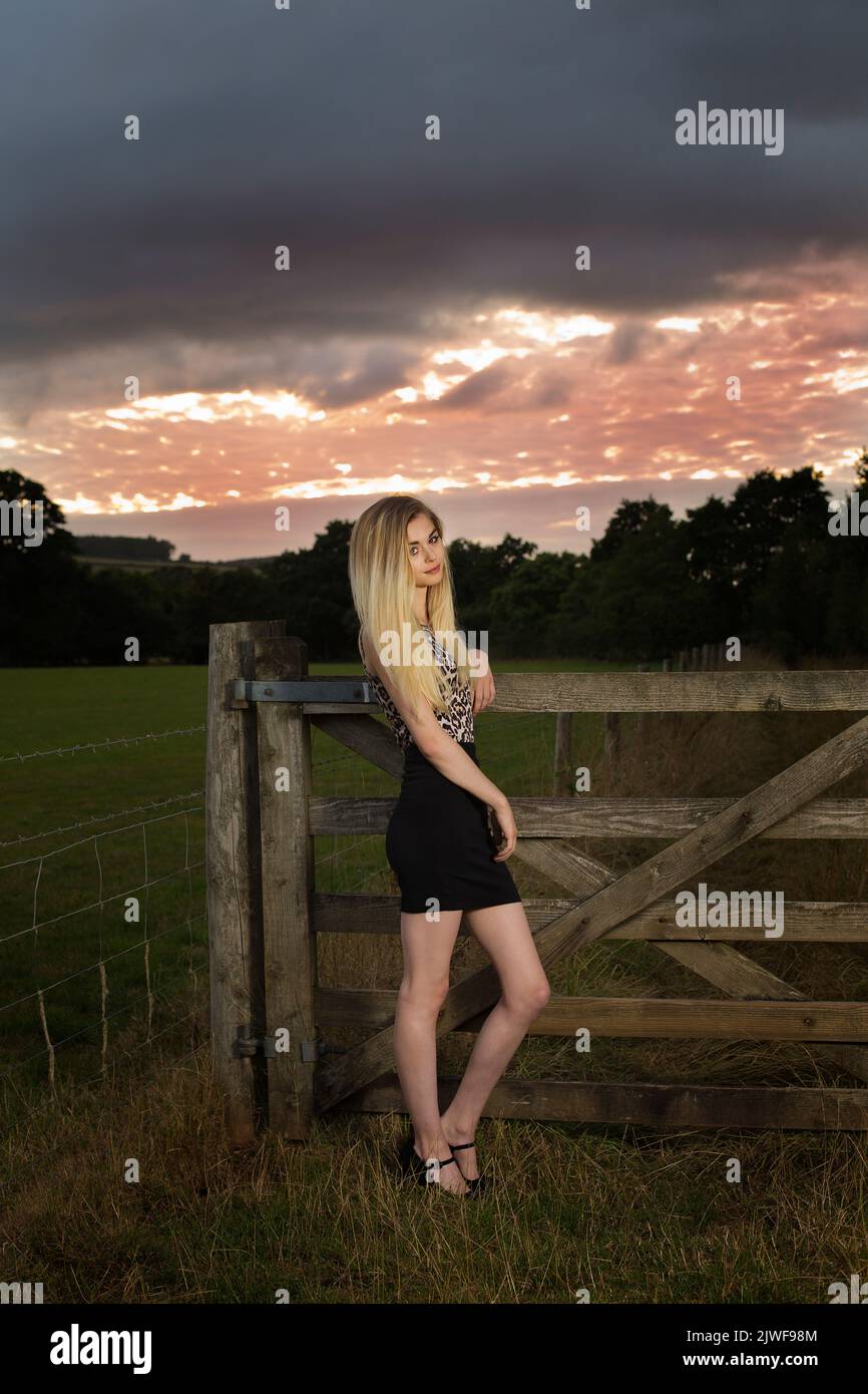 Skinny blond caucasien adolescent dans une mini jupe noire à l'extérieur du Royaume-Uni Banque D'Images
