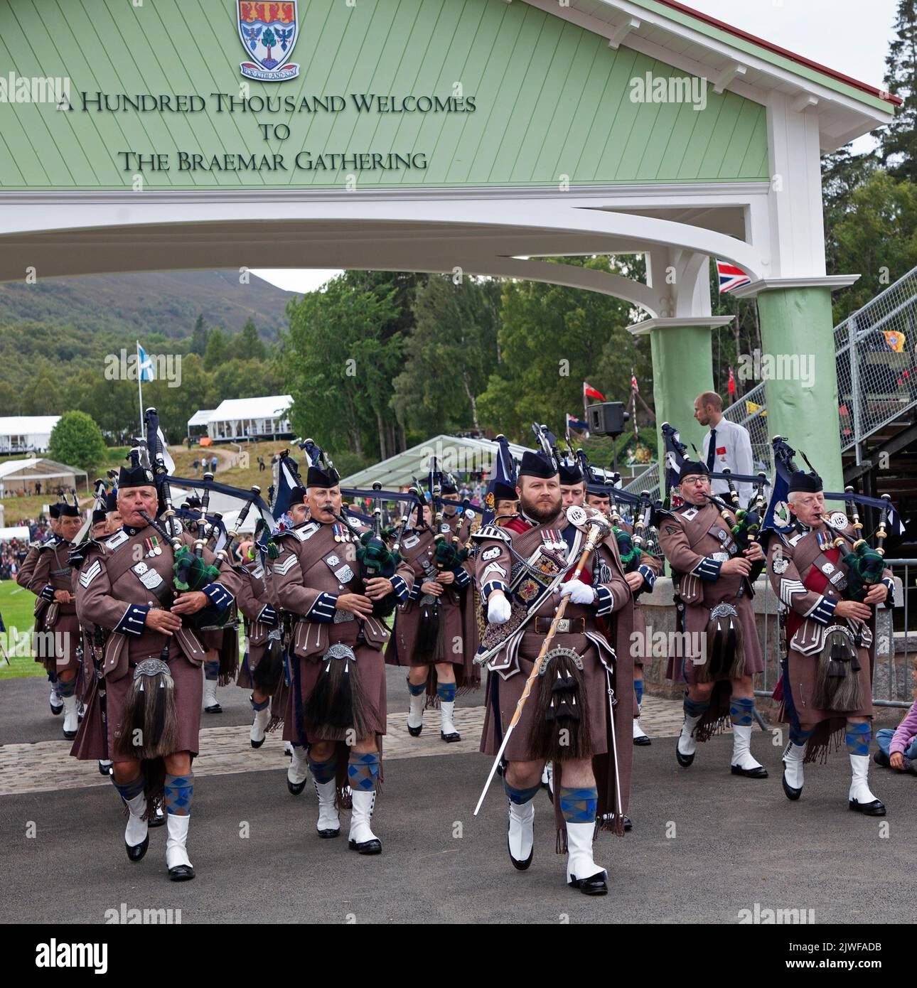 Braemar Royal Highland Gathering 2022. 3rd septembre 2022. Braemar, Aberdeenshire, Écosse. Groupes de tuyaux de masse et jeux de haute terre. Banque D'Images