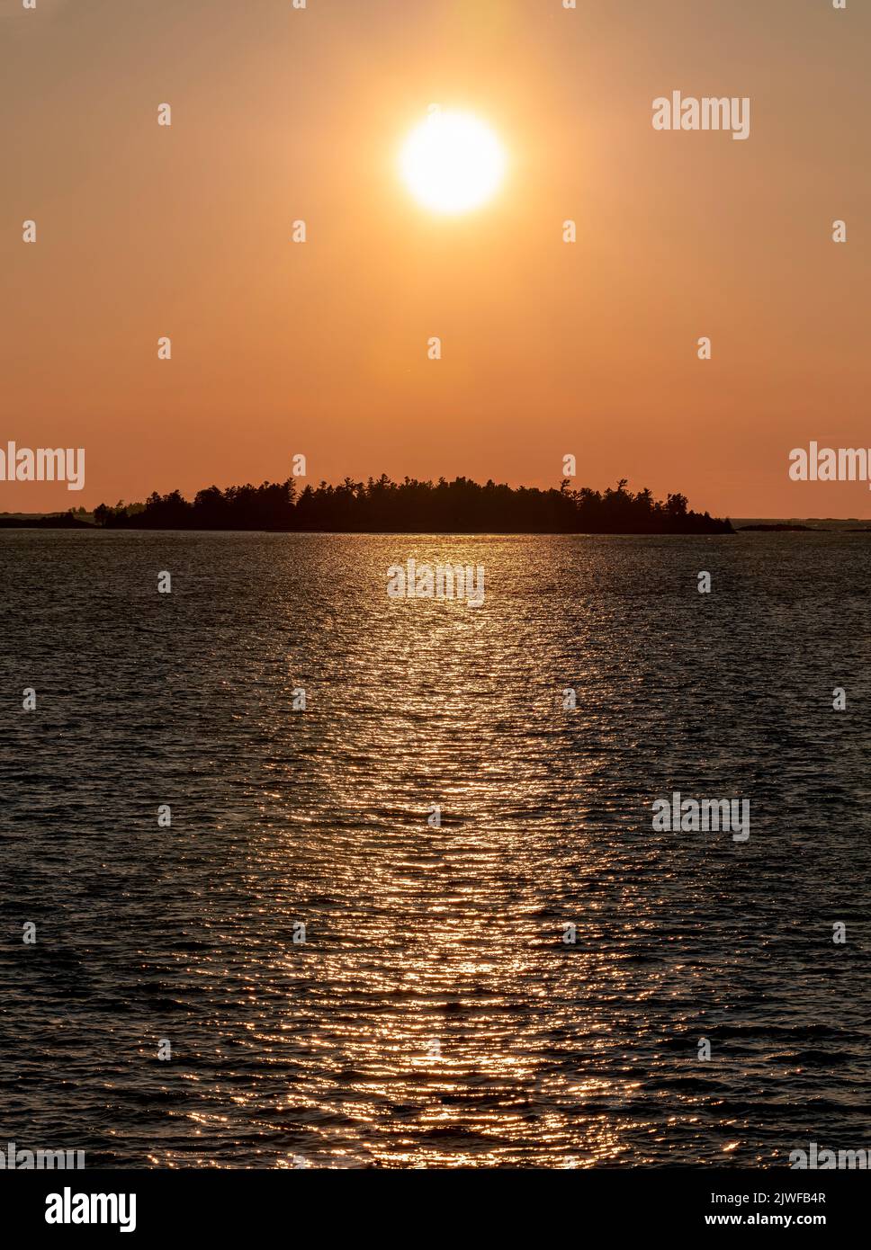 Coucher de soleil sur l'une des 30 000 îles qui composent l'archipel de la baie Georgienne en Ontario, au Canada. Banque D'Images