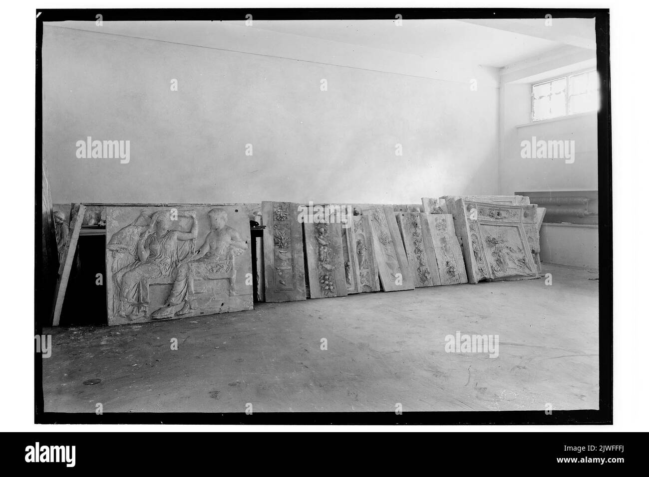 Muzeum Narodowe W Warszawie. Gipsowe odlewy płaskorzeźb antycznych przygotowane W jednej z sal Muzeum do wywozu do składnic W Wilanowie. Inconnu, photographe Banque D'Images