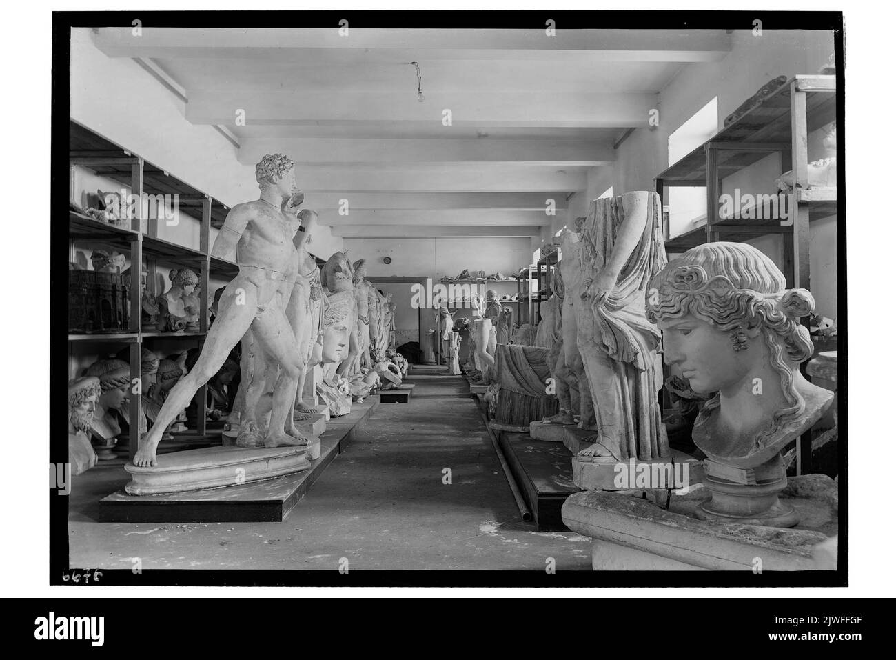 Muzeum Narodowe W Warszawie. Magazyn odlewów gipsowych, m.in. z kolekcji Uniwersyteu Warszawskiego, które przewiezione zostały do gmachu Muzeum wiosną 1940 r. Widok ogólny. Inconnu, photographe Banque D'Images