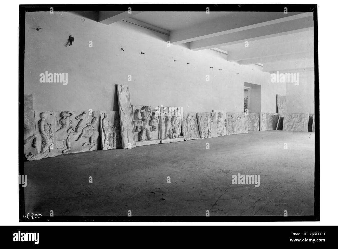 Muzeum Narodowe W Warszawie. Gipsowe odlewy płaskorzeźb antycznych przygotowane W jednej z sal Muzeum do wywozu do składnic W Wilanowie. Inconnu, photographe Banque D'Images