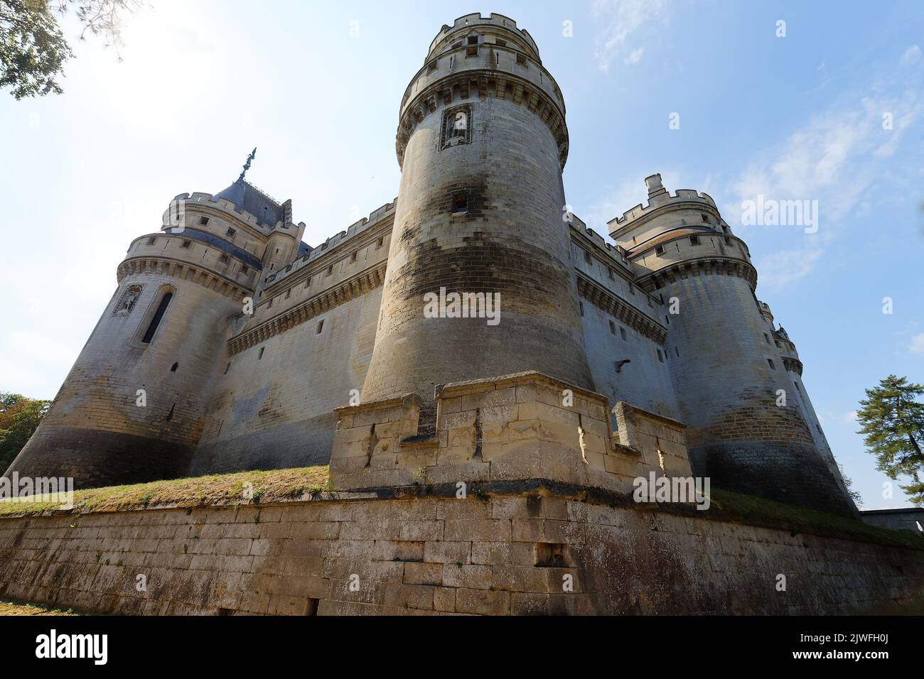 Pierrefonds est un château situé sur la commune de Pierrefonds dans le