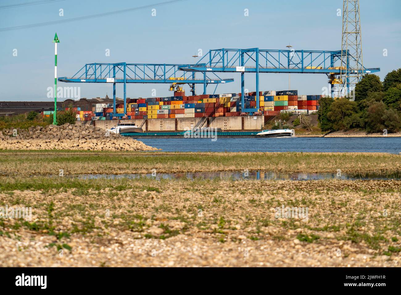 Centre de manutention de conteneurs, Gateway West terminal, Logport 2, navire de fret sur le Rhin, à très basse eau, Duisburg, NRW, Allemagne Banque D'Images