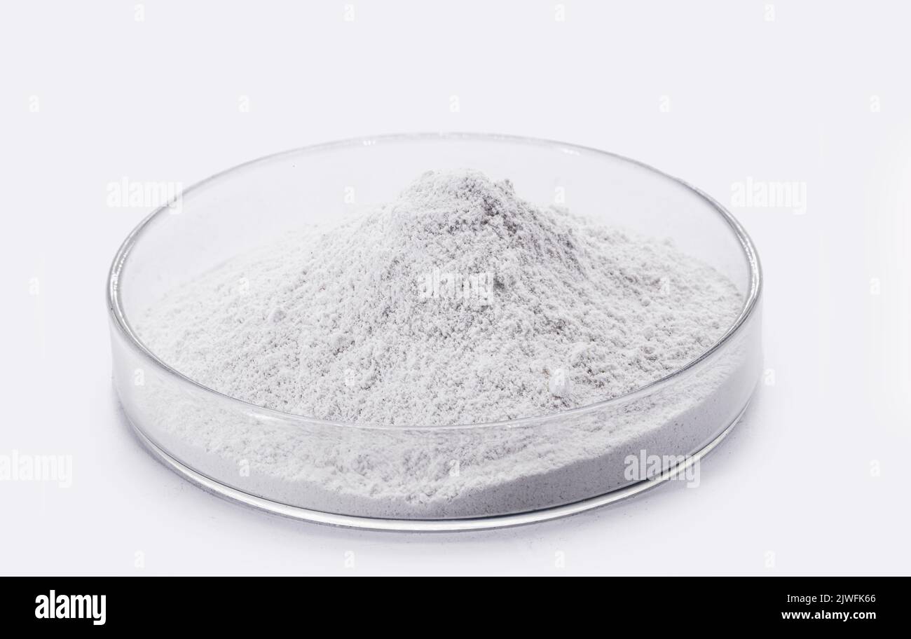 Sulfate de zinc, composé chimique cristallin incolore, minéral, supplément alimentaire, fond blanc isolé Banque D'Images
