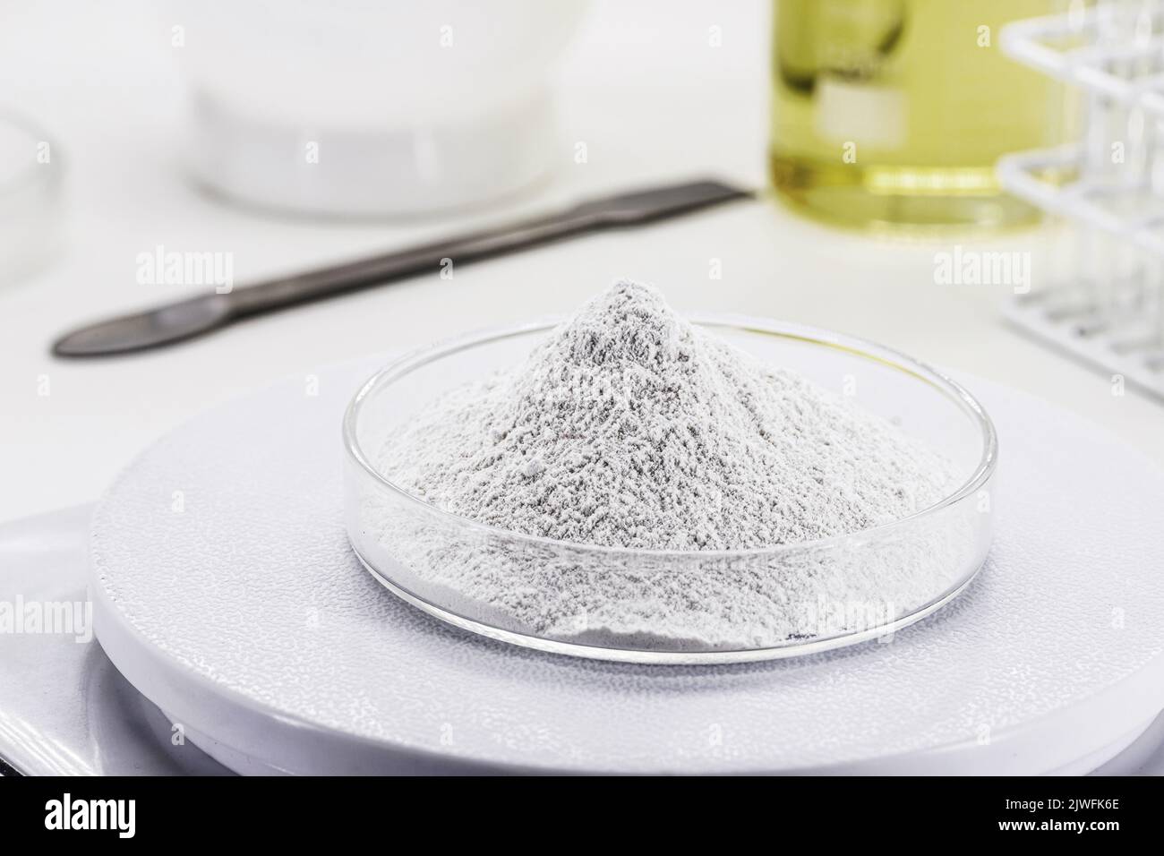 Sulfate de zinc, composé chimique cristallin incolore, minéral, supplément alimentaire, fond blanc isolé Banque D'Images