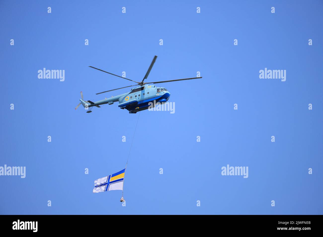 L'hélicoptère militaire MI-14 vole avec une grande force navale de l'Ukraine Banque D'Images L'hélicoptère militaire MI-14 vole avec une grande force navale de l'Ukraine Banque D'Images
