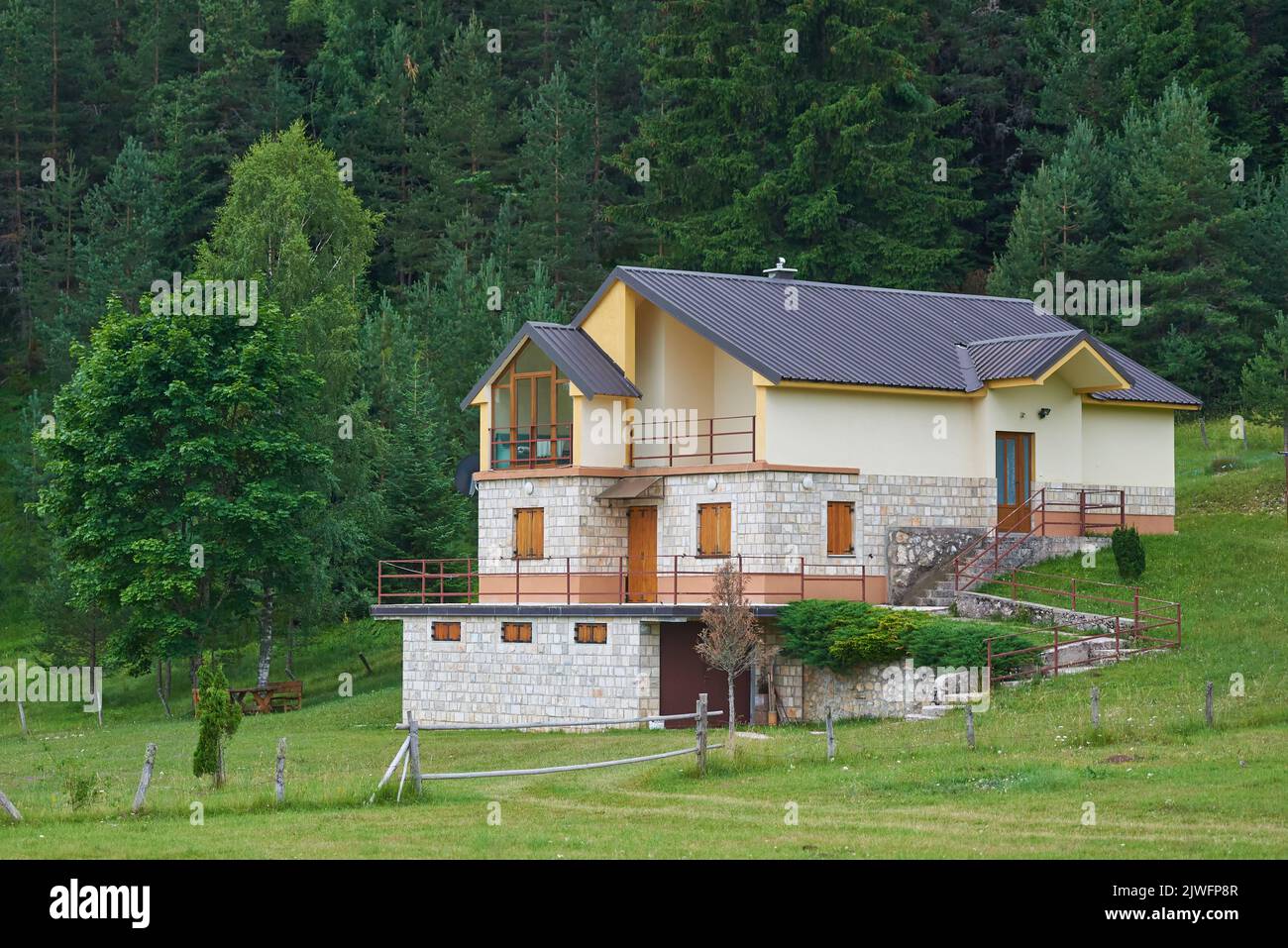 Maison rurale près de la forêt de montagnes au Monténégro Banque D'Images