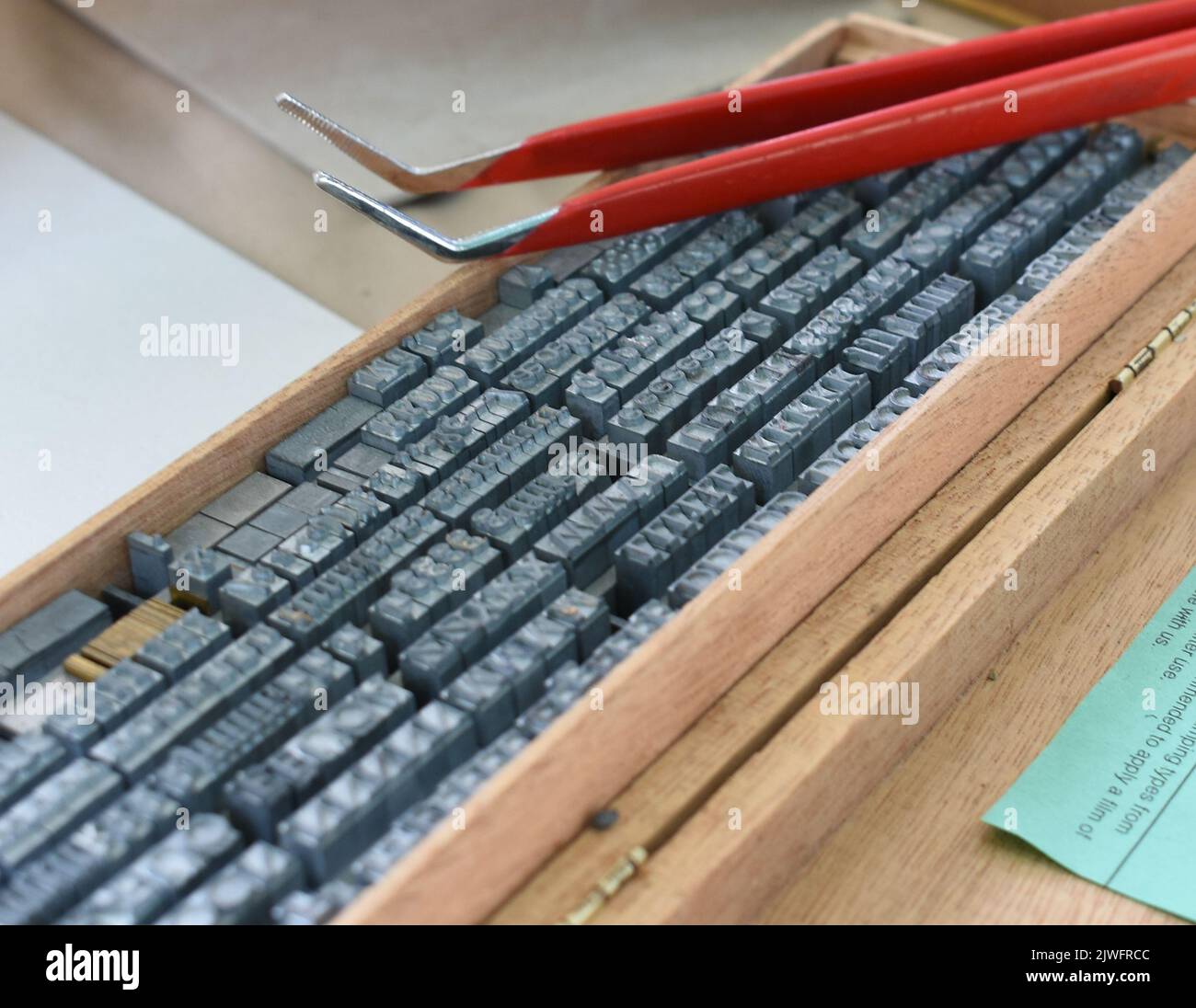 boîtier de réglage de type en zinc avec pince rouge pour le réglage de type en majuscules Banque D'Images