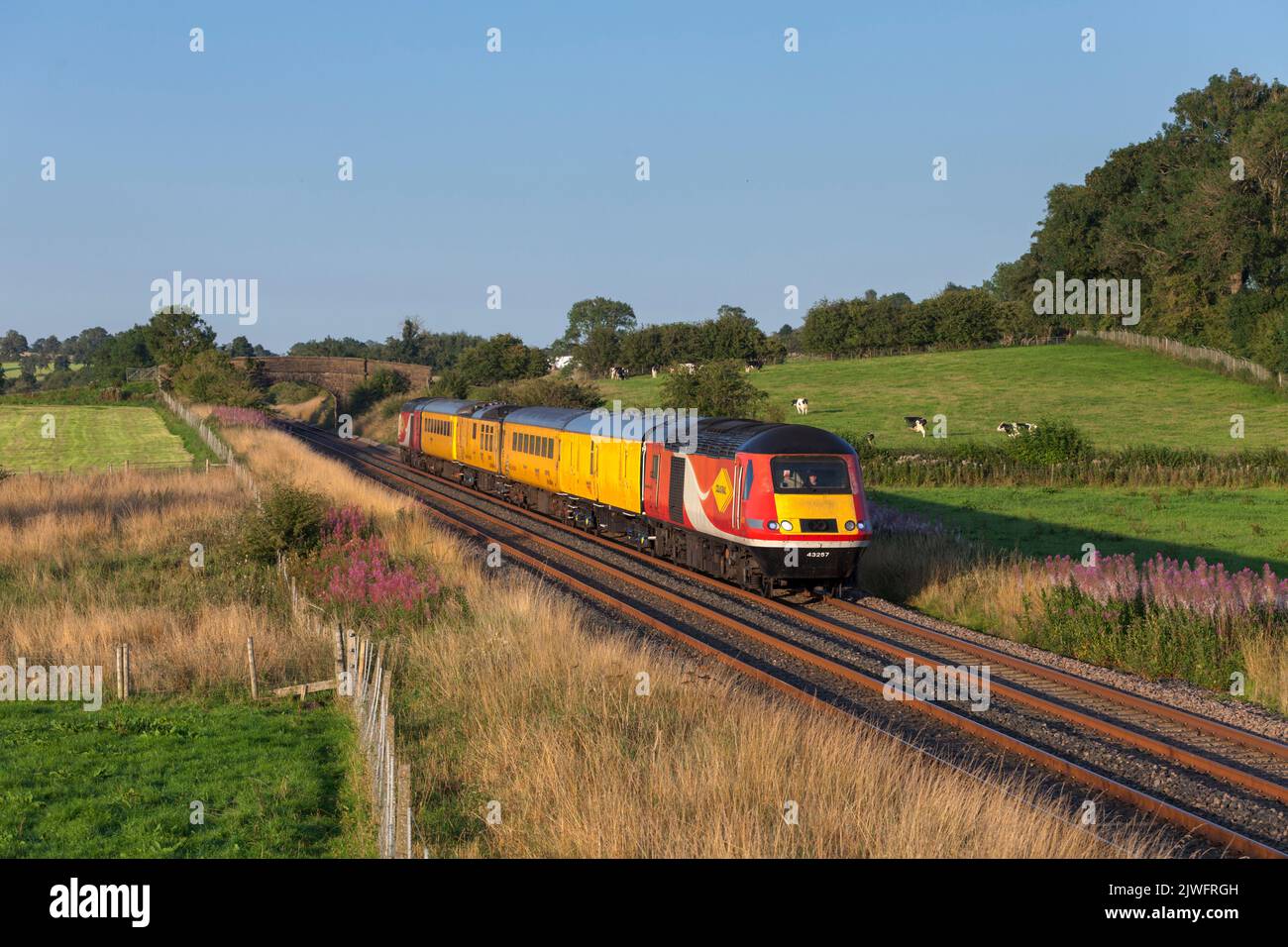 Alimenté par 2 voitures Colas HST, le train de surveillance de l'infrastructure PLPR du réseau ferroviaire dans la campagne du Lancashire, près de Rimmington Banque D'Images