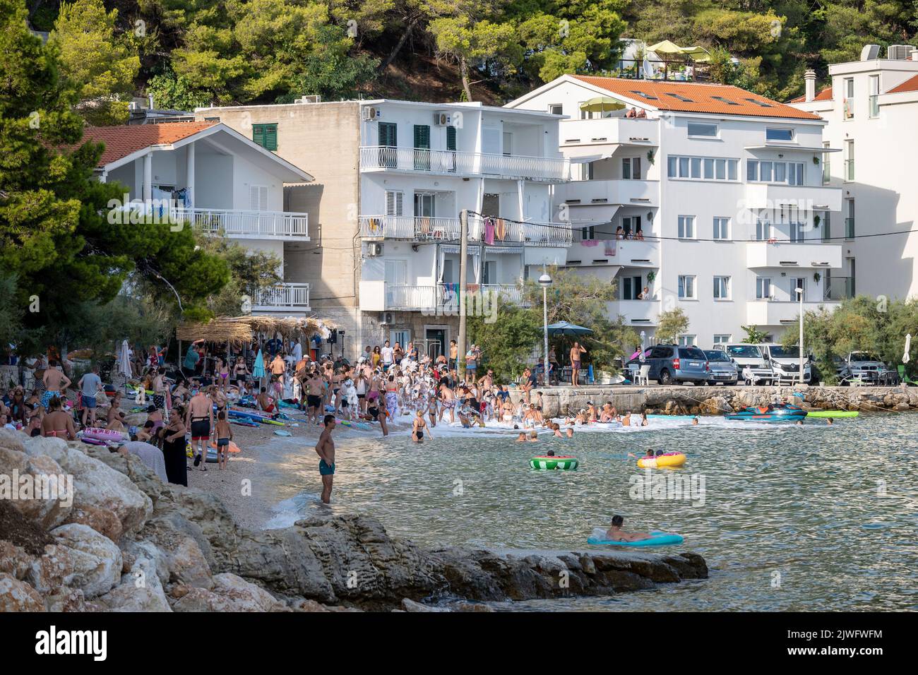 Mimice, Croatie-16 août 2022: Fête de la mousse sur la plage de Mimice, avec rassemblement de la foule pour faire la fête et jouer dans la mousse bio Banque D'Images