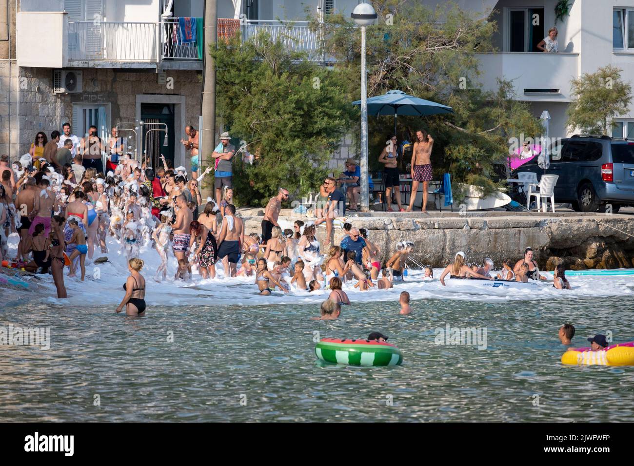 Mimice, Croatie-16 août 2022: Fête de la mousse sur la plage de Mimice, avec rassemblement de la foule pour faire la fête et jouer dans la mousse bio Banque D'Images