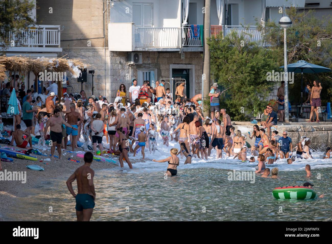 Mimice, Croatie-16 août 2022: Fête de la mousse sur la plage de Mimice, avec rassemblement de la foule pour faire la fête et jouer dans la mousse bio Banque D'Images