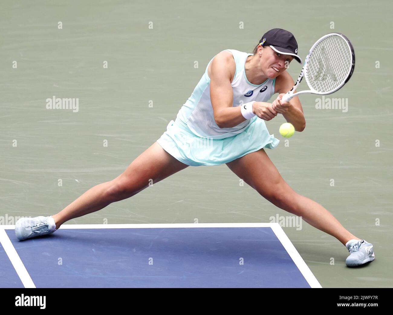 Flushing Meadow, United a déclaré. 05th septembre 2022. IGA Swiatek, de Pologne, retourne un ballon à Jule Niemeier, d'Allemagne, avant de remporter le match en 3 matchs au stade Louis Armstrong 4th aux championnats américains de tennis Open 2022 au stade Arthur Ashe au centre de tennis national de l'USTA Billie Jean King à New York Ville lundi, 5 septembre 2022. Photo de John Angelillo/UPI crédit: UPI/Alay Live News Banque D'Images