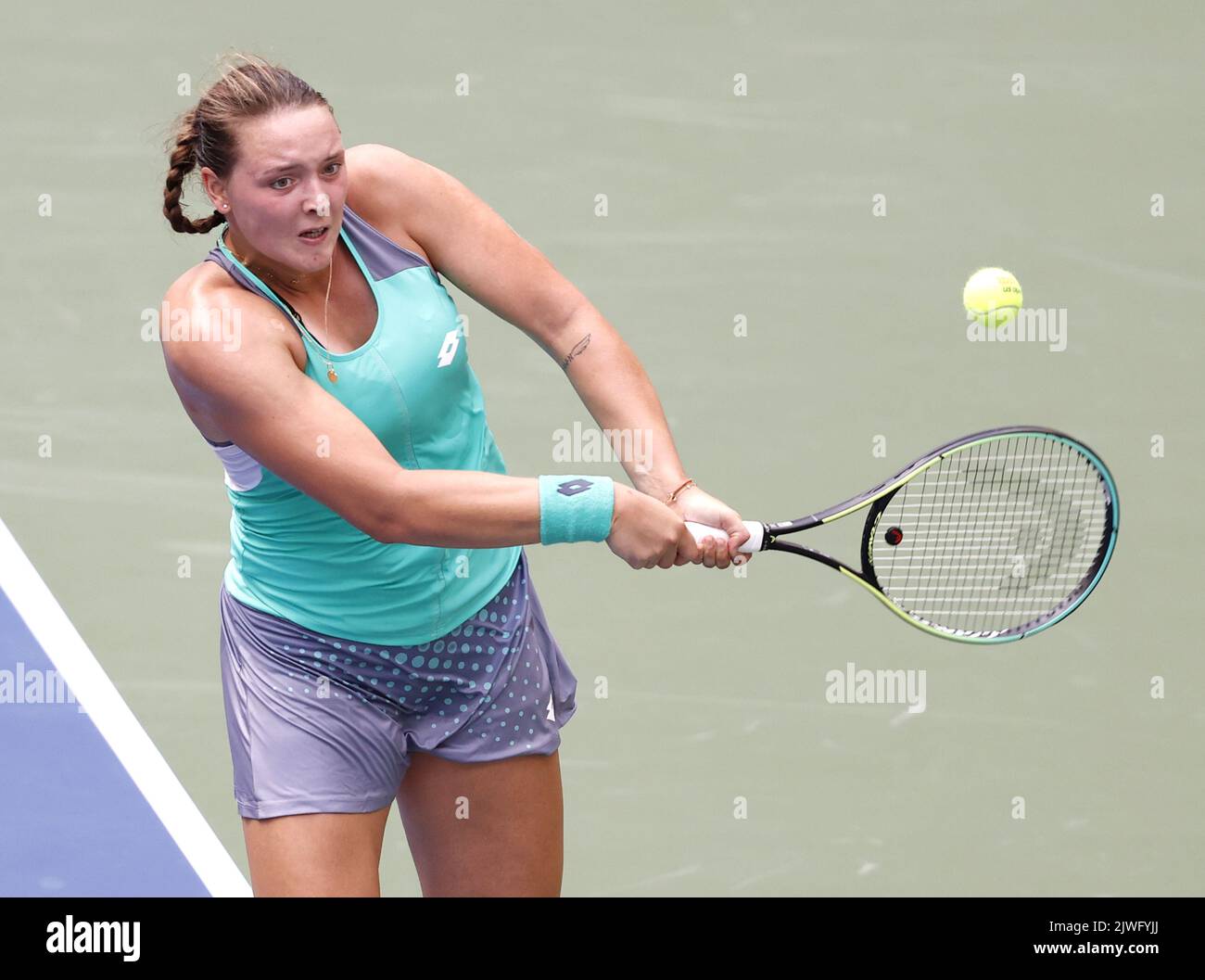 Flushing Meadow, United a déclaré. 05th septembre 2022. Jule Niemeier d'Allemagne retourne un ballon à l'IGA Swiatek de Pologne avant de perdre le match en 3 matchs dans le stade Louis Armstrong de 4th aux championnats américains de tennis Open de 2022 au stade Arthur Ashe au centre de tennis national de l'USTA Billie Jean King à New York Ville lundi, 5 septembre 2022. Photo de John Angelillo/UPI crédit: UPI/Alay Live News Banque D'Images