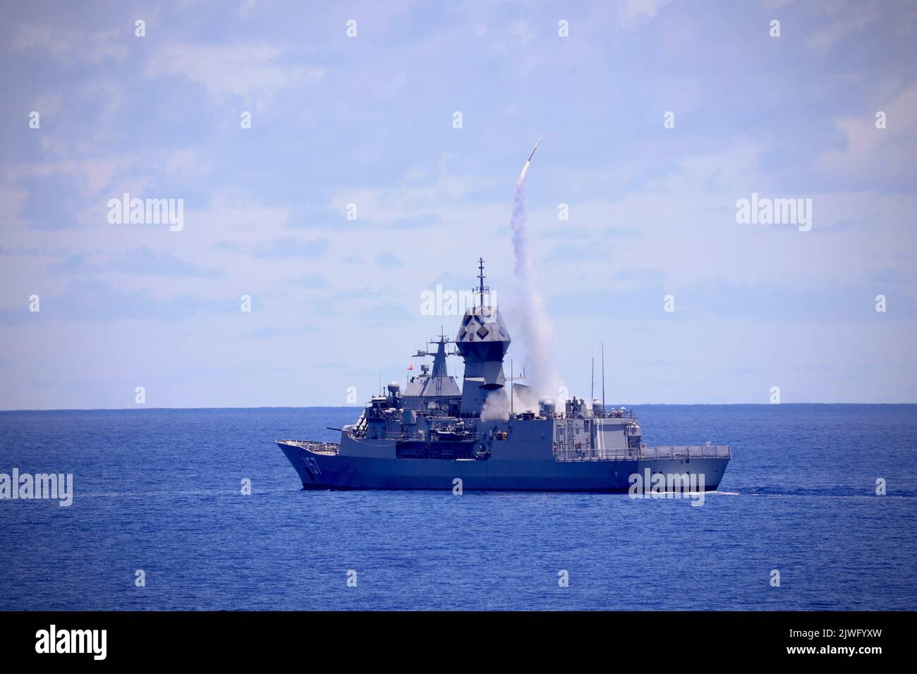 MER DES PHILIPPINES (août 28, 2022) – la frégate de classe Anzac de la Royal Australian Navy HMAS Perth (FFH 157) lance un missile standard SM-2 lors d'un exercice de missile mené avec le destroyer de classe Arleigh Burke USS Barry (DDG 52) dans le cadre de Pacific Vanguard (PV) 22 lors d'une opération en mer des Philippines, août 28. PV 22 est un exercice axé sur l'interopérabilité et la formation avancée et l'intégration des forces maritimes alliées. (É.-U. Photo de la marine par le lieutenant j.g. Emilio Mackie) Banque D'Images