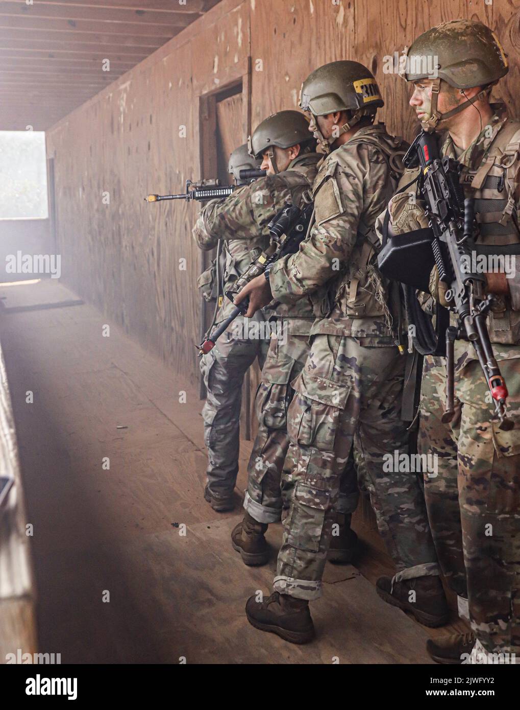 Les soldats d'infanterie de l'armée américaine en formation affectés à la Compagnie Alpha, 2nd Bataillon, 58th infanterie Regiment, 198th brigade d'infanterie, travaillent ensemble pour nettoyer les bâtiments pendant les opérations militaires en terrain urbanisé (MOUT) à leur final FTX 29 août 2022, sur le fort Benning, GA. Banque D'Images