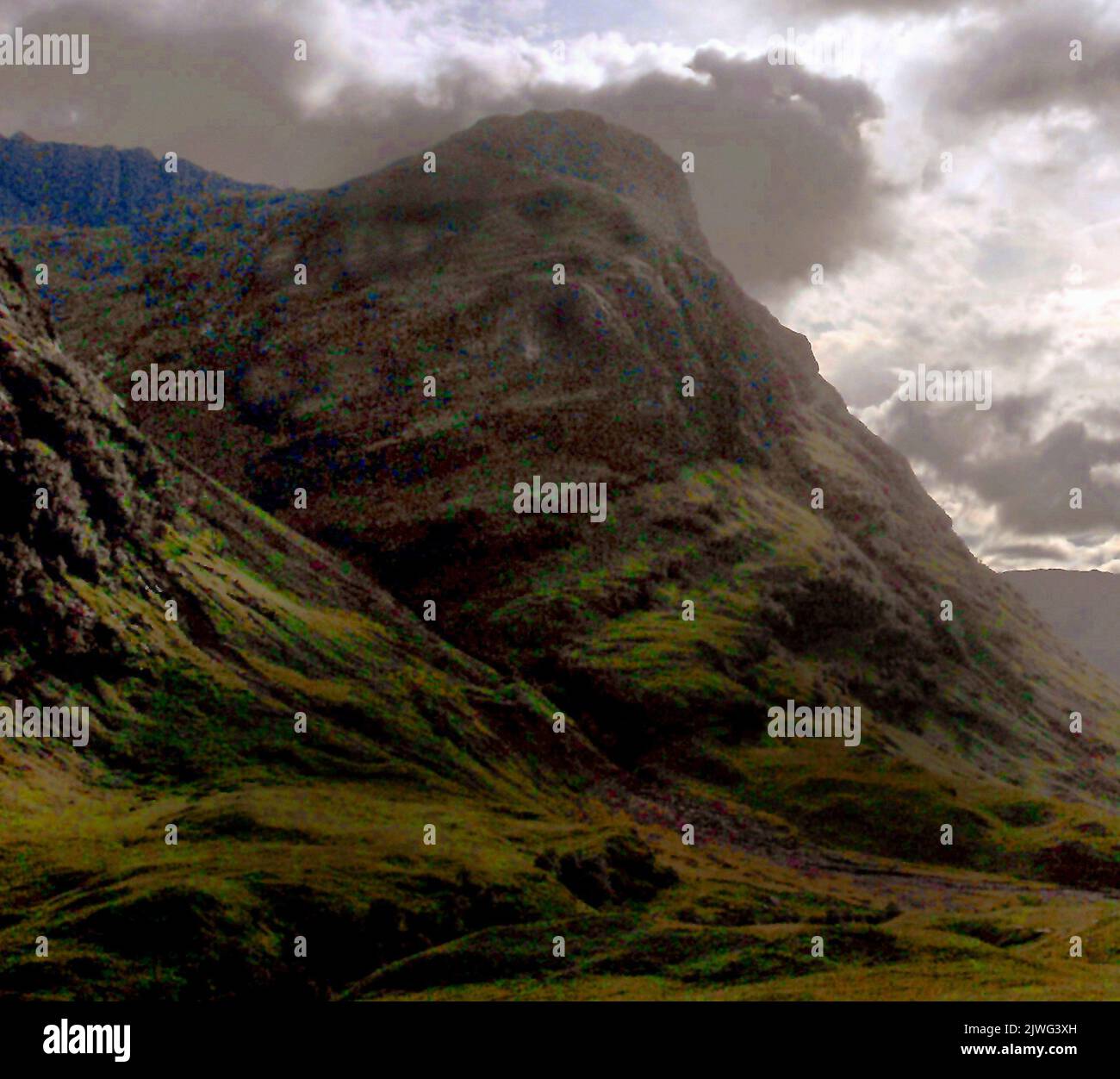 APRÈS LES RÉCENTS CHAMAILLERIES SUR LE MONSTRE DU LOCH NESS, UN NOUVEAU VISAGE D'UN MONSTRE GÉANT EST APPARU DANS LE FLANC DE MONTAGNE DE GLEN COE DANS LES HIGHLANDS D'ÉCOSSE. LE GÉANT ÉTRANGE EST APPARU LORSQUE DES CONDITIONS DE LUMIÈRE SPECTACULAIRES ET RARES ÉCLAIRENT LE GLEN APRÈS UNE TEMPÊTE TORRENTIELLE. PHOTO MIKE WALKER, PHOTOS MIKE WALKER, 2013 Banque D'Images