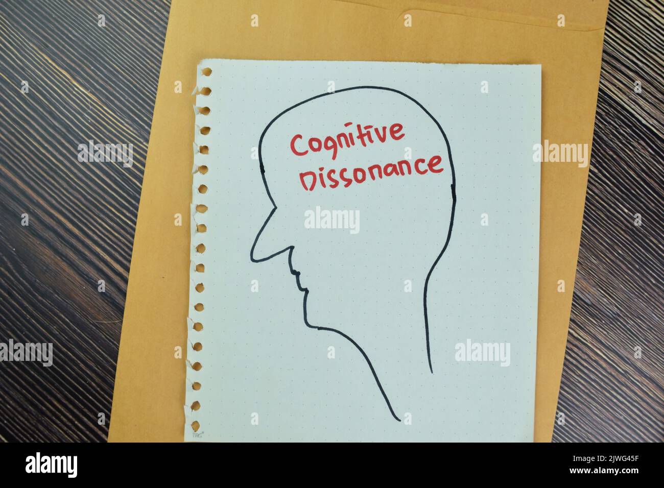 Concept de dissonance cognitive écrire sur un livre de papier isolé sur la table en bois. Banque D'Images