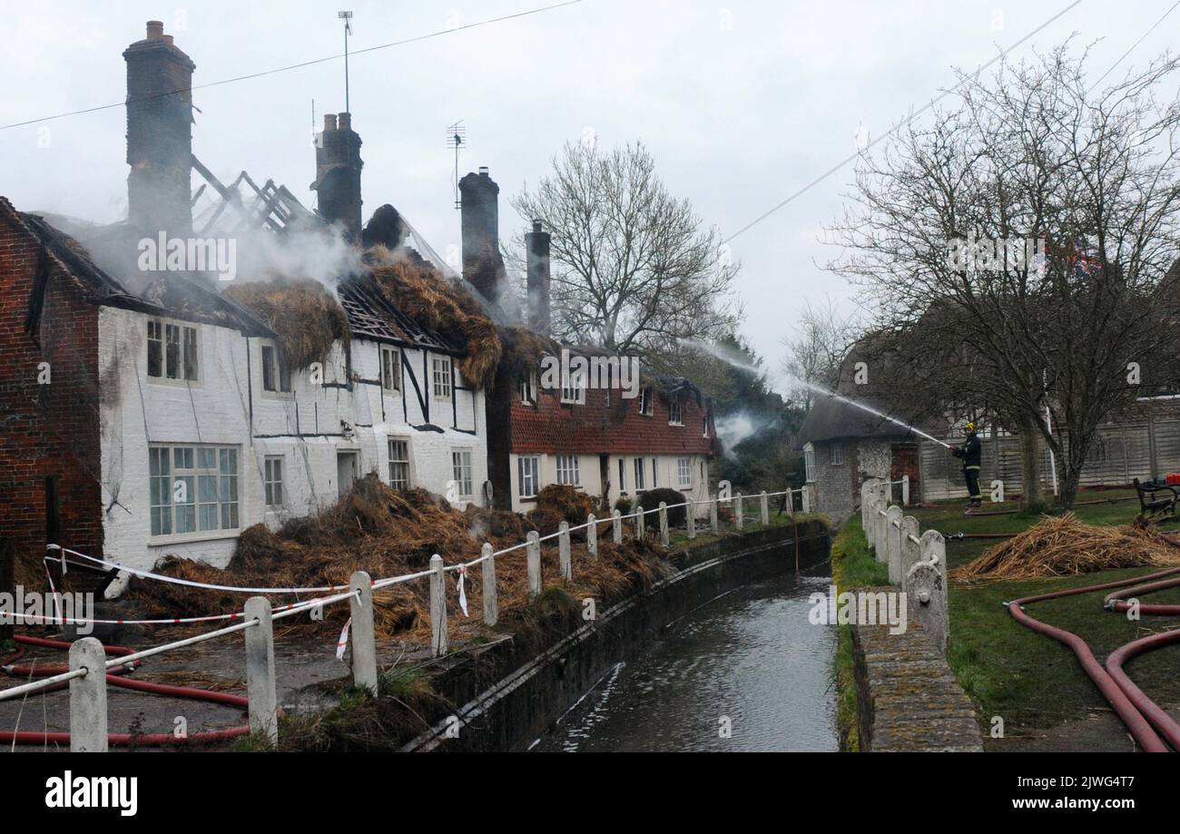 LES VESTIGES COUVANTS DES DEUX COTTAGES DE 300 ANS QUI ONT PRIS FEU DANS LE VILLAGE HISTORIQUE ET LE VILLAGE PITTORESQUE D'EAST MEON PRÈS DE , PETERSFIELD, HANTS. LE VILLAGE DATE DE L'ÉPOQUE D'ALFRED LE GRAND ET SON VILLAGE FRÈRE DE WEST MEON EST ARRIVÉ EN TÊTE DANS LES PRIX DES MEILLEURS VILLAGES DE L'ÉPOQUE. PIC MIKE WALKER, MIKE WALKER PHOTOS PIC MIKE WALKER, MIKE WALKER PHOTOS,2013 Banque D'Images