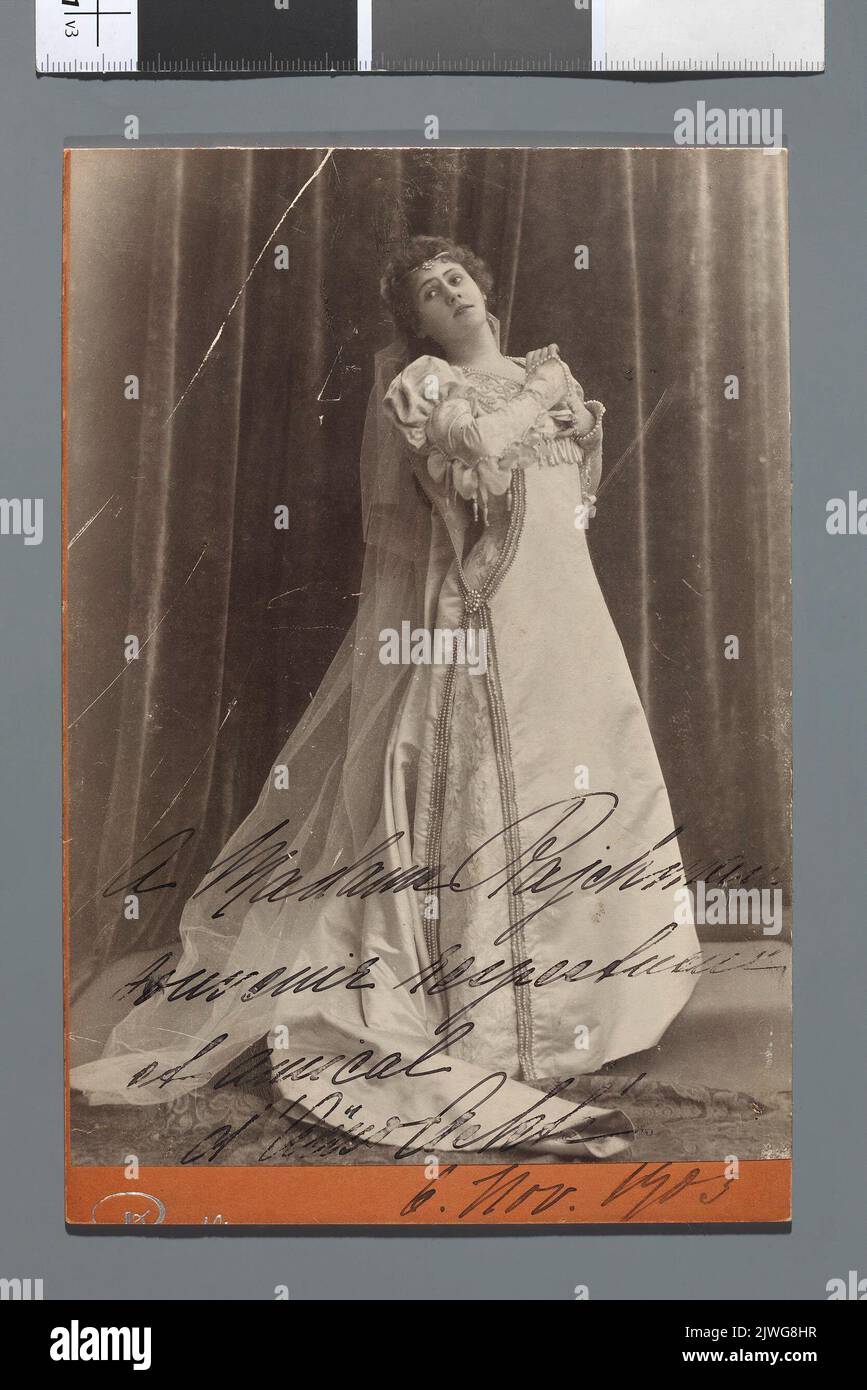 Portrait d'Aino Ackté (1876-1944), chanteur d'opéra finlandais (figure entière en robe longue, brillante, ornée de perles) – photo dédiée à Melania Aleksandrowa Rajchmanowa de 5 novembre 1903. Reutlinger (Paryż ; studio fotograficzne ; 1850-1937), studio photo Banque D'Images
