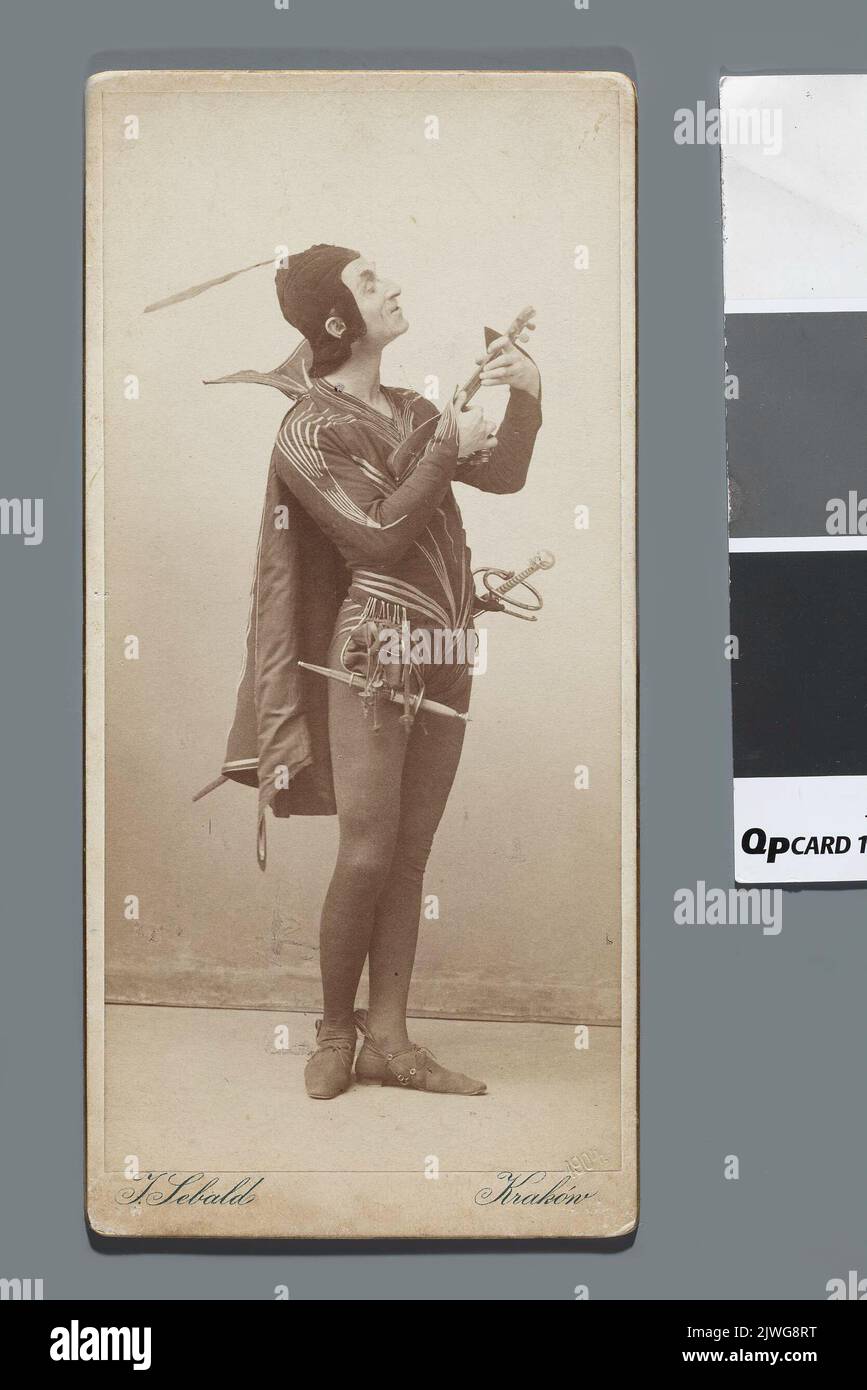 Portrait de Kazimierz Kamiński (1865-1928) comme Mephisto dans la mise en scène de la tragédie «Faust» de J. W. Goethe au Théâtre municipal de Cracovie (figure entière, profil). Sebald, Józef (1853-1931), photographe Banque D'Images