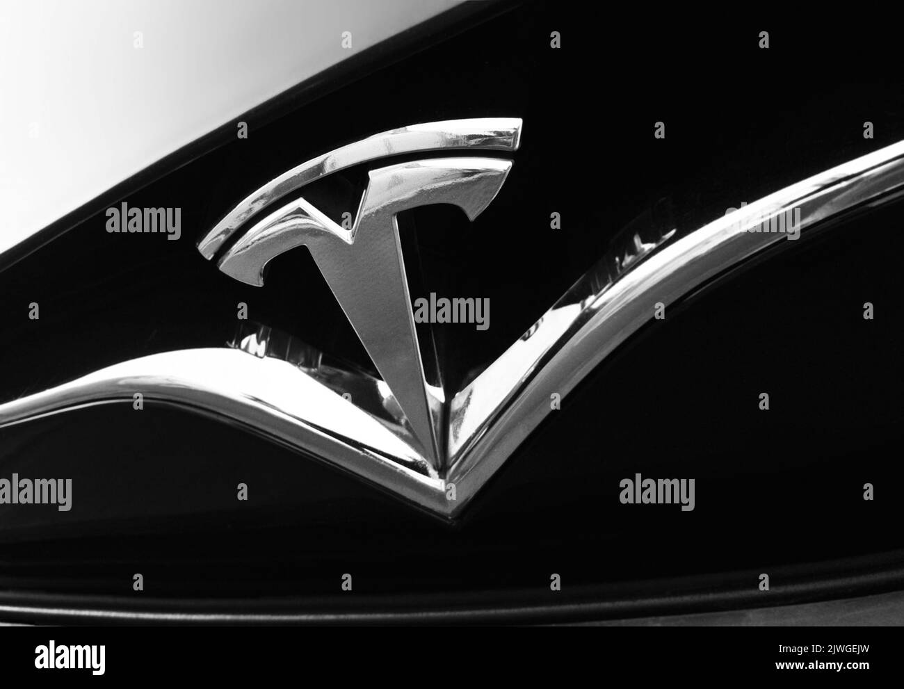 Logo Tesla à l'avant de la voiture, gros plan Banque D'Images