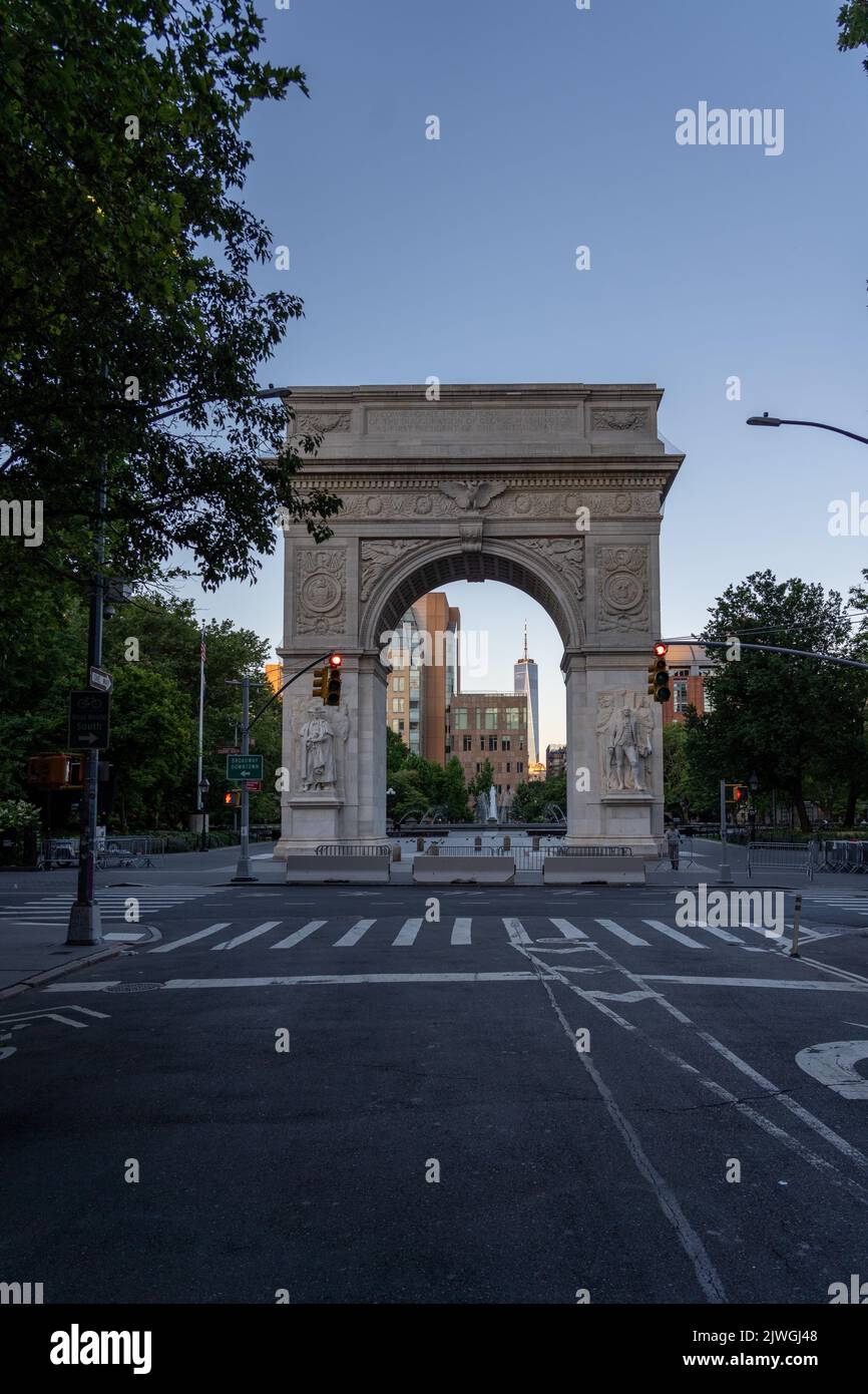 Vue sur l'Arc de Washington Square depuis le 5th Avennue tôt le matin Banque D'Images