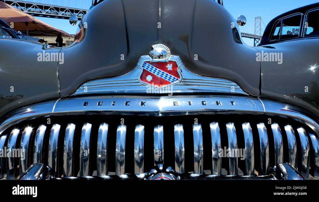 Huit boucliers de Buick au-dessus de la calandre d'une berline Super série 50 1947 de Buick; automobile classique et logo utilisés dans les modèles 1947-1949 de Buick. Banque D'Images