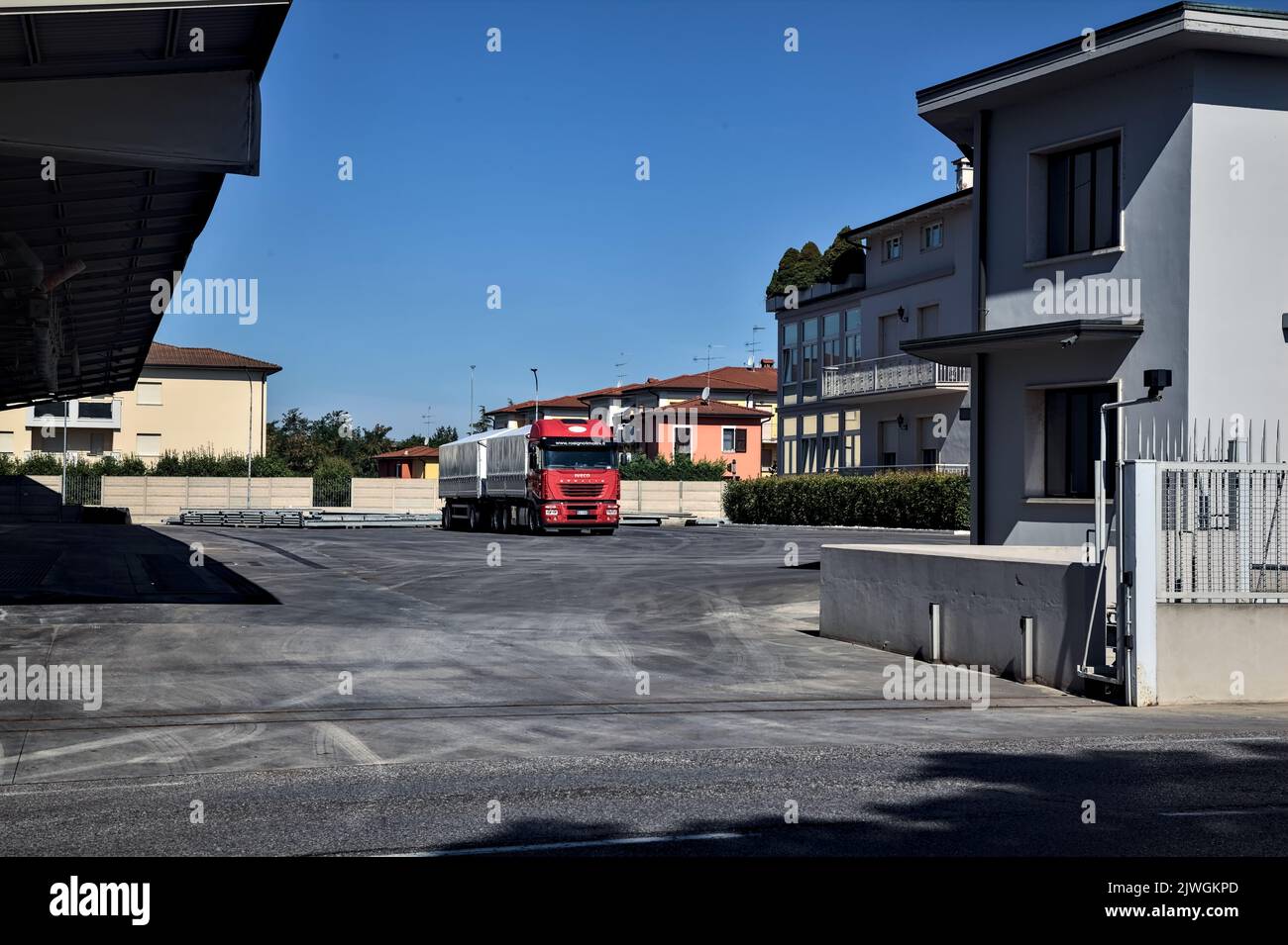 Camion-remorque dans une cour d'un bâtiment industriel Banque D'Images