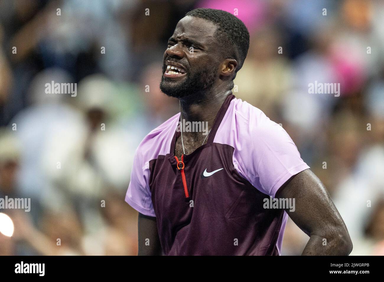 New York, États-Unis. 05th septembre 2022. Frances Tiafoe des Etats-Unis célèbre la victoire en 4th aux championnats américains ouverts contre Rafael Nadal d'Espagne au centre de tennis national de l'USTA Billie Jean King à New York sur 5 septembre 2022. Tiafoe a gagné en quatre séries et a passé en quarts de finale pour la première fois à l'Open. (Photo de Lev Radin/Sipa USA) crédit: SIPA USA/Alay Live News Banque D'Images