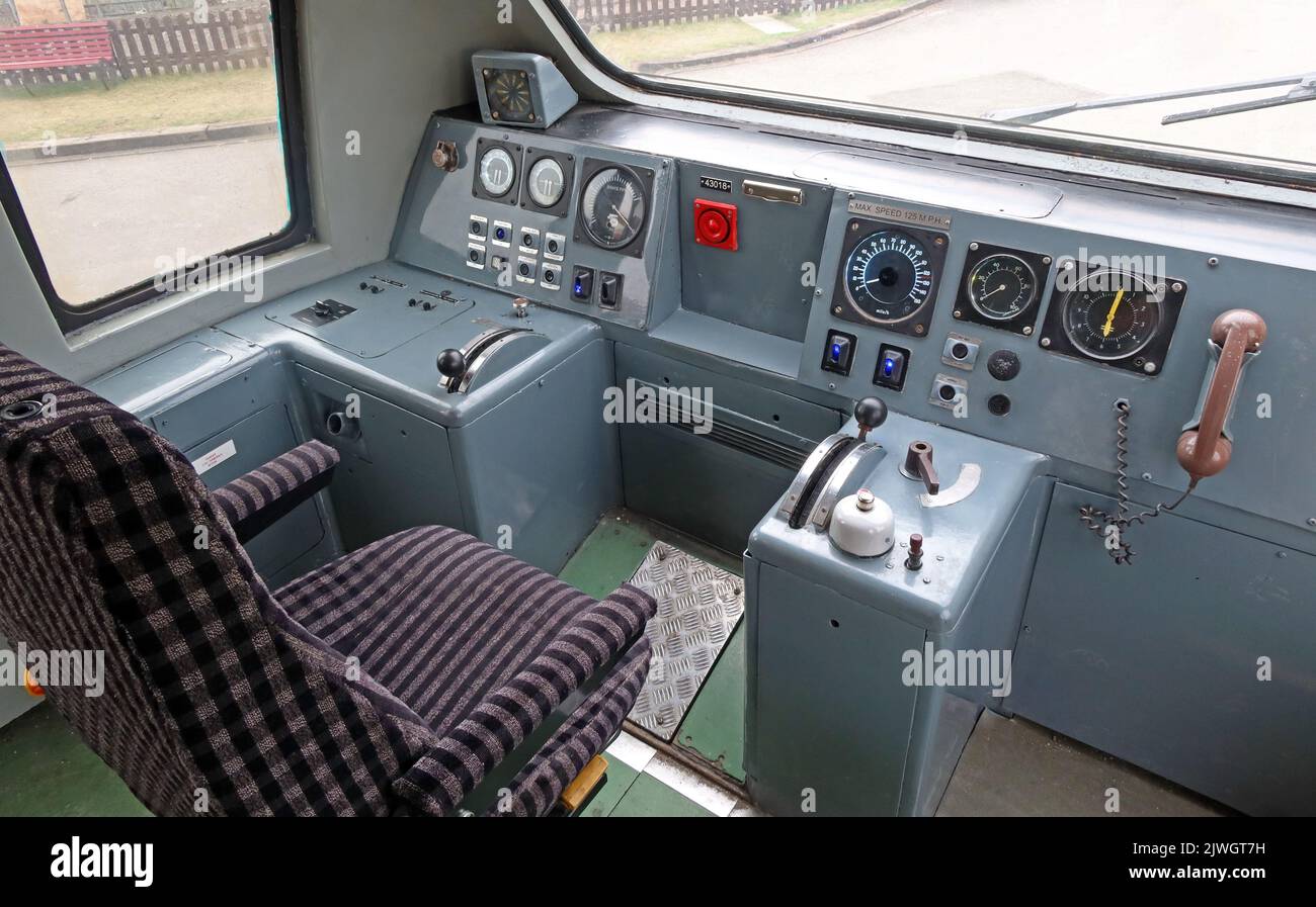 Cabine conducteur du train à grande vitesse HST 1970s BR APT préservé à Crewe, Cheshire, Angleterre, Royaume-Uni Banque D'Images