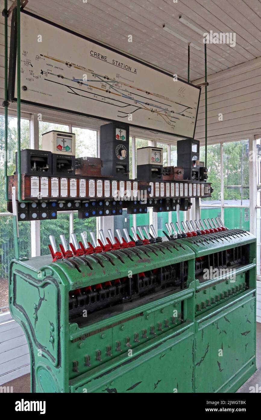 Signalbox de chemin de fer victorien traditionnel, avec carte schématique, Crewe Station A, à Cheshire, Angleterre, Royaume-Uni, CW1 2DB Banque D'Images